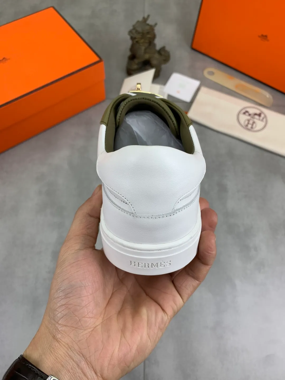 Men's men's shoes 💰P640 New Hermes top version Hermès classic couple style #𝐊𝐞𝐥𝐥𝐲 buckle casual white shoes skateboard shoes that will not conflict with shoes at all. Full of unknowns, Hermès rarely produces flat casual shoes and they are paired with classic palladium-plated Kelly shoe buckles! You'll fall in love with it at first sight. It's super versatile and can be worn with any skirt or pants. 🉑️Close your eyes and wear it. It's super noble. Fabric: Specific cowhide/canvas material. Lining: Sheepskin lining. Outsole: Original molded TPU outsole. Size: 35-45.